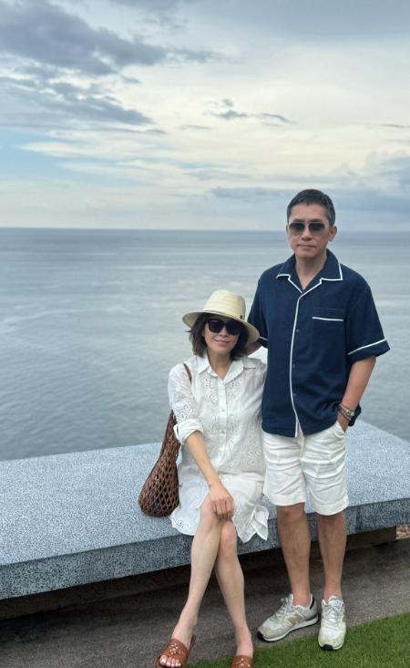 Lưu Gia Linh khoe đôi chân thon dài ở tuổi 59 bên cạnh Lương Triều Vỹ, tình yêu vẫn bền vững qua 3 thập kỷ- Ảnh 2.