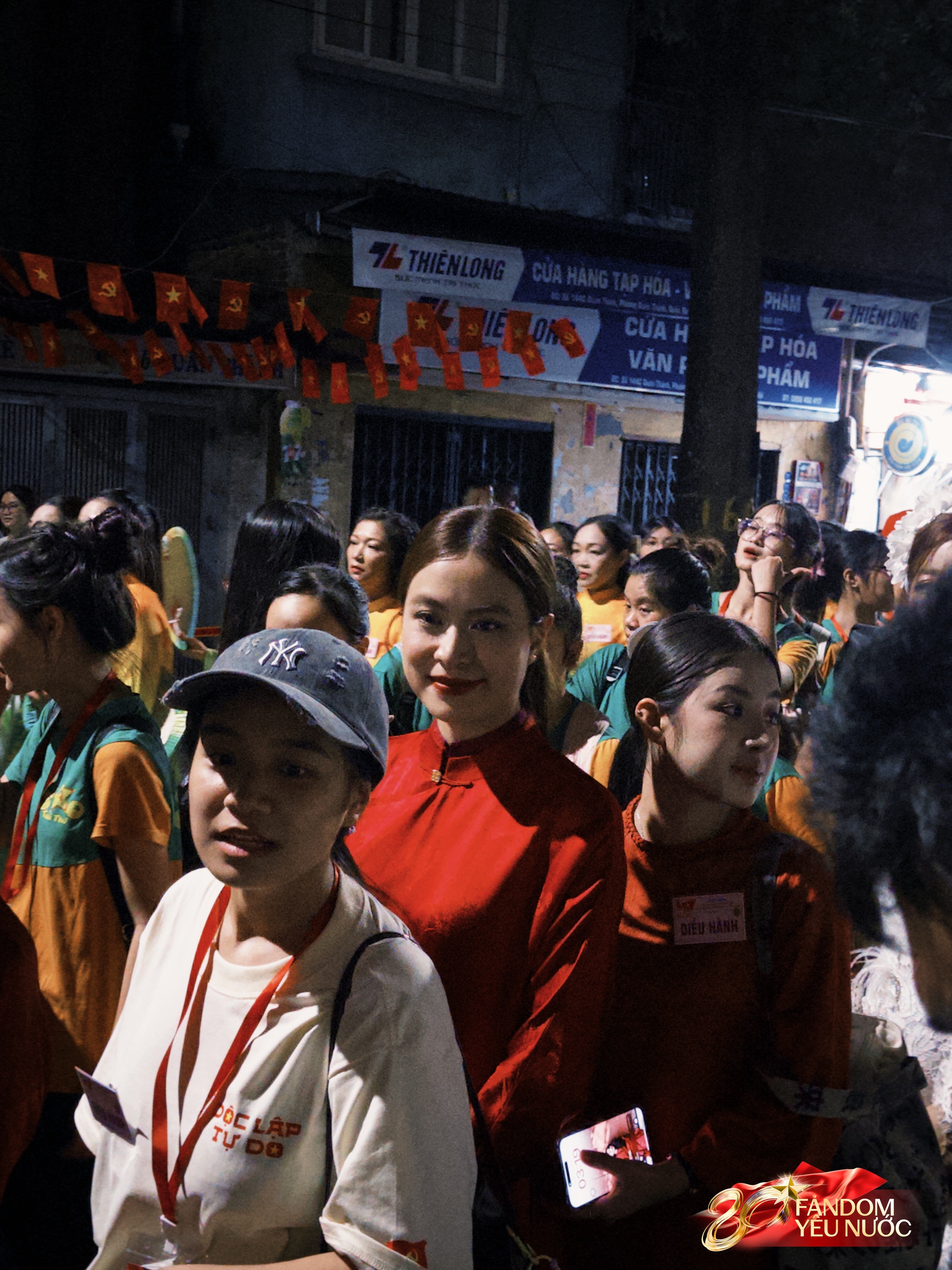 Dàn nghệ sĩ tươi rói tại Tổng duyệt diễu hành 2/9: MONO và Hoà Minzy được người dân vây kín, nữ diễn viên là Thượng uý công an gây sốt!- Ảnh 2.