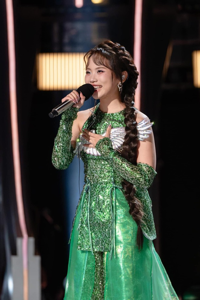 2 tháng Phương Mỹ Chi gây sốt tại show Trung Quốc: Liên tục nghi bị chèn ép và cái kết gây bức xúc!- Ảnh 2. 2 tháng Phương Mỹ Chi gây sốt tại show Trung Quốc: Liên tục nghi bị chèn ép và cái kết gây bức xúc!- Ảnh 2.