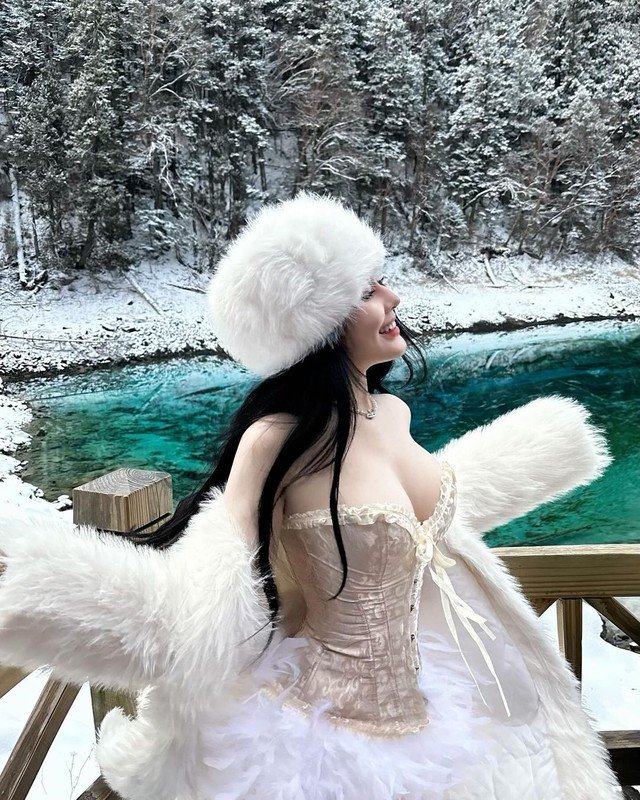 Thả dáng trên du thuyền, hot girl 2001 khoe ngoại hình căng đét, gợi cảm đến u mê- Ảnh 1. Thả dáng trên du thuyền, hot girl 2001 khoe ngoại hình căng đét, gợi cảm đến u mê- Ảnh 1.