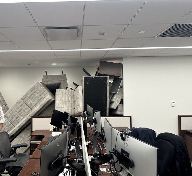 Tấm ảnh tiết lộ sự thật kinh hoàng trong vụ giám đốc cấp cao bị bắn chết tại trụ sở quỹ tài sản lớn nhất thế giới- Ảnh 3.