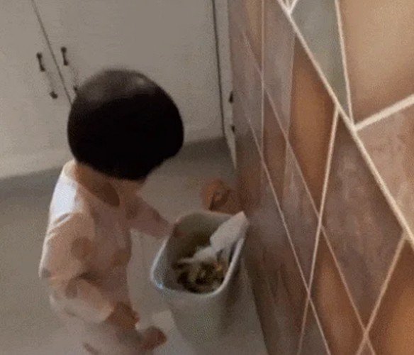 1735369845-rubbish-1986-5310-width584height500 May là bé gái còn nhớ nơi mình đã vứt những miếng vàng. Ảnh: Weibo.