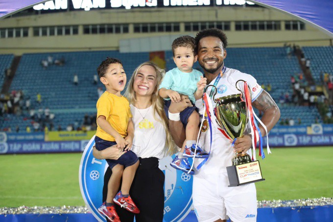 1735691647-061-3200-699-3231-4431-0176-width680height453 Vợ và các con chia vui cùng Nguyễn Xuân Son khi anh và đồng đội Thép xanh Nam Định giành chức vô địch Siêu cúp bóng đá quốc gia, 2024. Ảnh:Rafaelson Fernandes