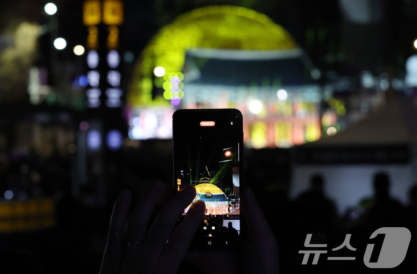 Hàn Quốc với một Giao thừa lặng lẽ: Không countdown, không pháo hoa, chỉ có tiếng chuông cầu nguyện vang lên sau vụ thảm hoạ hàng không- Ảnh 2.