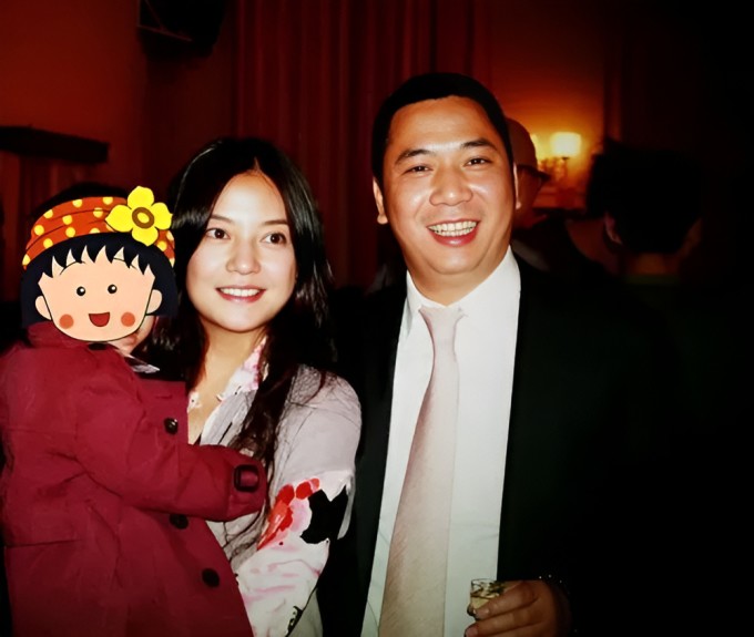 1735706131-trieu-vy-2870-3240-2891-width680height575 Triệu Vy và Huỳnh Hữu Long bên con. Ảnh: Weibo