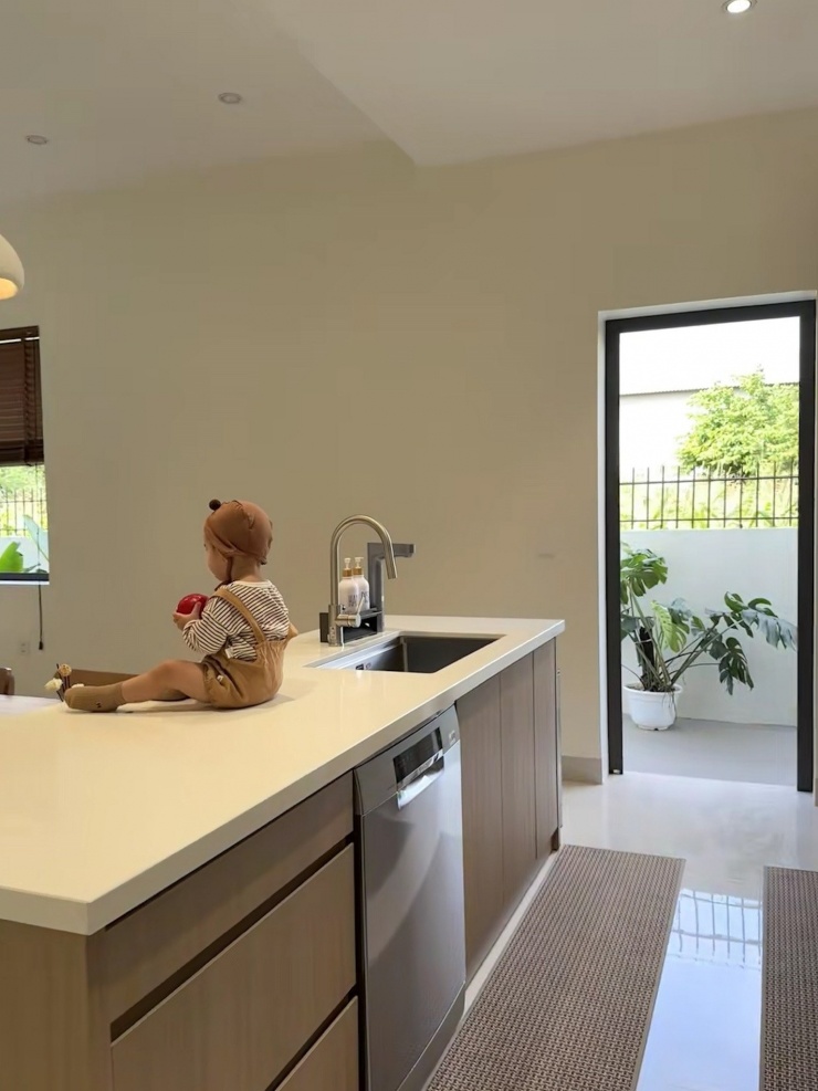 1735778276-ong-bo-tre-dua-vo-con-roi-tphcm-xay-to-am-dep-nhu-mo-giua-vung-que-o-lao-cai-width1537height2049 Ông bố trẻ đưa vợ con rời TPHCM, xây tổ ấm đẹp như mơ ở Lào Cai - 6