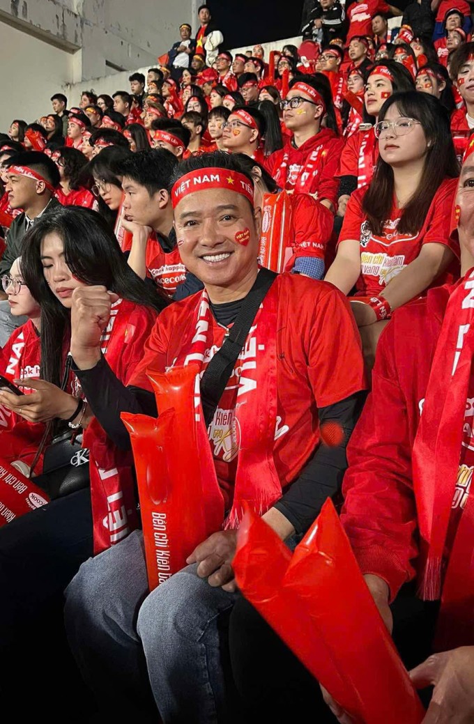 Danh thủ Hồng Sơn cùng các cổ động viên khuấy động bầu không khí. Tại giải năm nay, anh nhiều lần có mặt ở khán đài để