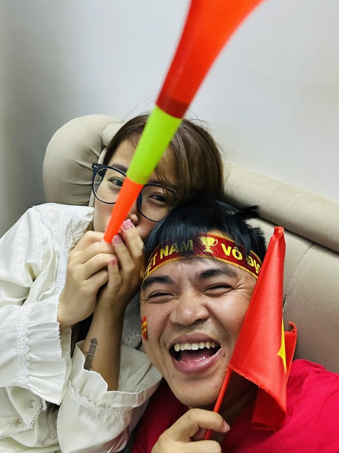 Ca sĩ Lê Minh xem trận đấu qua tivi và vỡ òa khi đội tuyển Việt Nam chiến thắng. Anh nói: