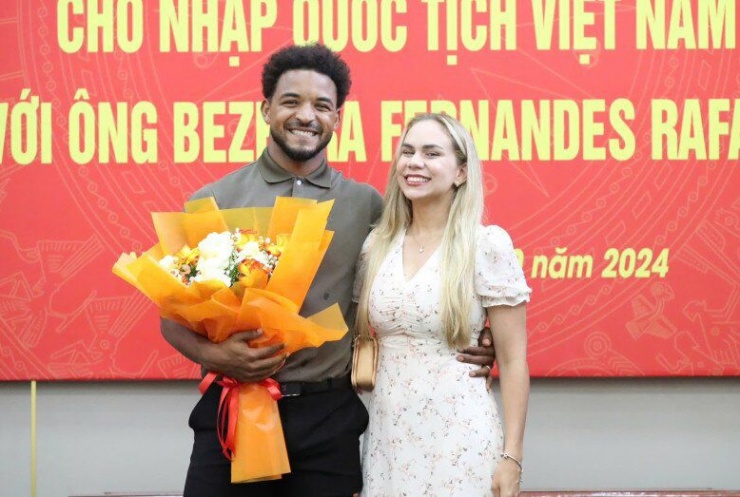 1735888104-duong-tinh-duyen-trai-nguoc-cua-4-cau-thu-viet-nguoi-yeu-nhieu-nhung-chua-cuoi-nguoi-lay-vo-tre-la-p-_89_0_n-1443-883-width780height523 Đường tình duyên trái ngược của 4 cầu thủ Việt: Người yêu nhiều nhưng chưa cưới, người lấy vợ trẻ là “phú bà” - 2