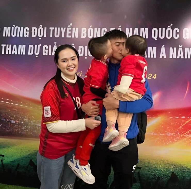 1735888105-duong-tinh-duyen-trai-nguoc-cua-4-cau-thu-viet-nguoi-yeu-nhieu-nhung-chua-cuoi-nguoi-lay-vo-tre-la-p-_1__n-1443-858-width780height775 Đường tình duyên trái ngược của 4 cầu thủ Việt: Người yêu nhiều nhưng chưa cưới, người lấy vợ trẻ là “phú bà” - 4