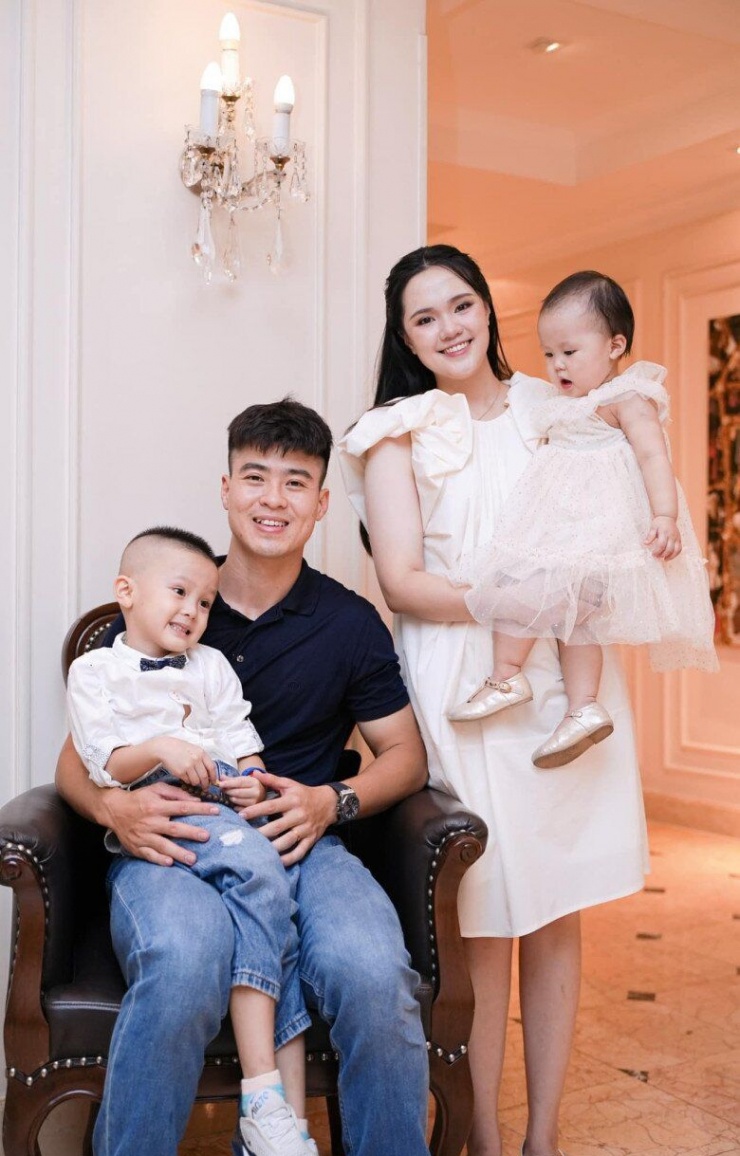 1735888105-duong-tinh-duyen-trai-nguoc-cua-4-cau-thu-viet-nguoi-yeu-nhieu-nhung-chua-cuoi-nguoi-lay-vo-tre-la-p-_6_1_n-1442-613-width780height1224 Đường tình duyên trái ngược của 4 cầu thủ Việt: Người yêu nhiều nhưng chưa cưới, người lấy vợ trẻ là “phú bà” - 3