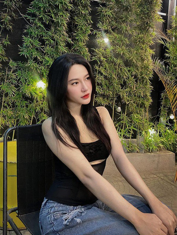 1735956001-nang-wags-xinh-dep-cua-thu-mon-dinh-trieu-an-mung-chien-thang-hinh-5-width604height800 Nàng WAGs xinh đẹp của thủ môn Đình Triệu ăn mừng chiến thắng - 5