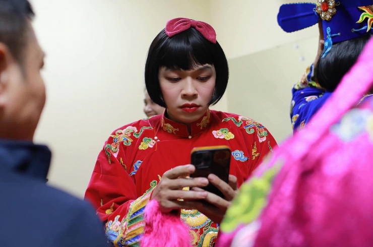 1735972330-956-201-0-n-54966-width1637height1082 Trung Ruồi ở hậu trường một chương trình Táo Quân. Ảnh: FBNV