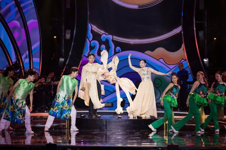 Như Quỳnh đổi mới khi kết hợp cùng Xuân Lân trong tiết mục. Phần rap của nam ca sĩ tạo ra bản phối lạ tai. Điểm nhấn của tiết mục là phần Như Quỳnh