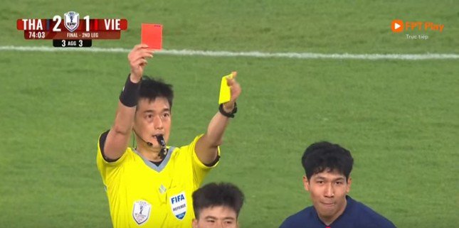 1736126984-red-4265-4764-width645height321 Weerathep nhận thẻ vàng thứ hai và phải rời sân. Ảnh: YouTube.