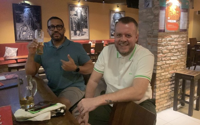 Ông Richard Harcus (áo trắng) trong quán bar ở phường Thảo Điền, TP Thủ Đức, TP HCM tối 5/1. Ảnh: Ngọc Ngân