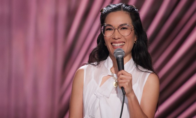 1736134917-ali-wong-1-1006-9638-1206-width680height408 Ali Wong trong show 'Ali Wong: The Single Lady'.