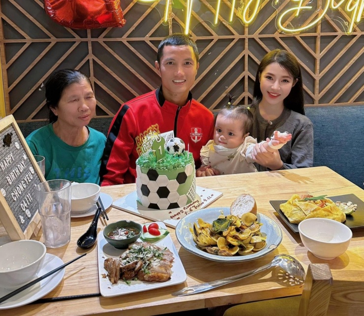 Thủ môn Đình Triệu đón tuổi mới bên gia đình