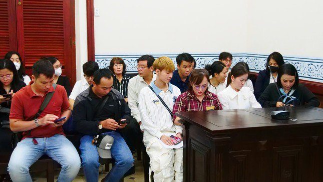 1736243488-z1-94cc98fa9c52ee9aef9a112a67ce80a0-1001-707-width645height363 Một góc phòng xử án.