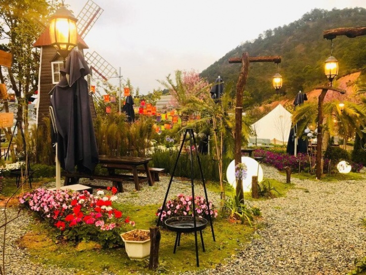 1736299195-nhac-si-giau-nhat-viet-nam-tang-vo-tre-biet-thu-10-ty-co-co-ngoi-1000m2-dep-nhu-mo-o-da-lat-5-6-n-6792-430-width780height585 "Nhạc sĩ giàu nhất Việt Nam" tặng vợ trẻ biệt thự 10 tỷ, có cơ ngơi 1.000m2 đẹp như mơ ở Đà Lạt 1736299195 nhac si giau nhat viet nam tang vo tre biet thu 10 ty co co ngoi 1000m2 dep nhu mo o da lat 5 6 n 6792 430 width780height585