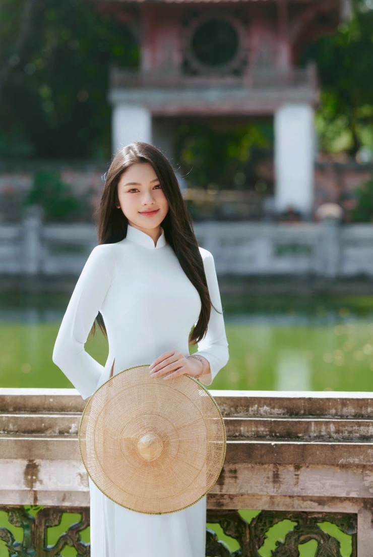 1736307737-bao-khanh21-2953-5555-width1706height2560 Hành trình từ cô gái xứ Nghệ đến ngôi vị Hoa khôi 'UEB Charming 2024' - 2