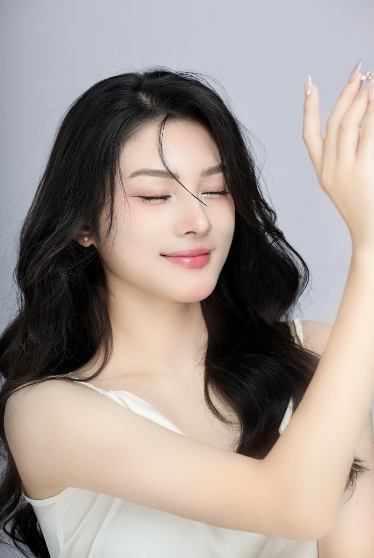 1736307745-bao-khanh23-5315-7827-width1710height2560 Hành trình từ cô gái xứ Nghệ đến ngôi vị Hoa khôi 'UEB Charming 2024' - 5