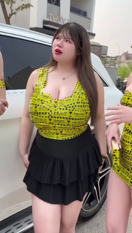 "Hot girl ngực khủng" Hải Dương "đu trend" váy băng keo cực phồn thực 1736320990 hot girl nguc khung hai duong du trend vay bang keo cuc phon thuc hinh 2 width453height800