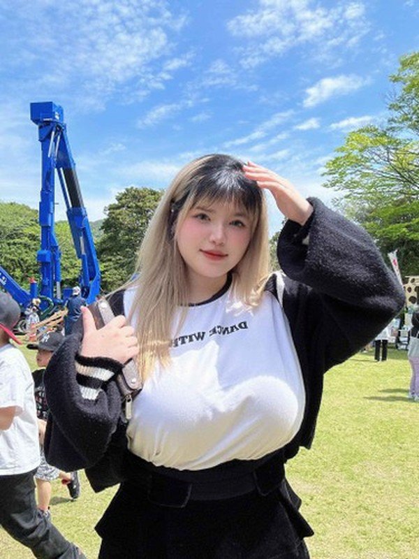 "Hot girl ngực khủng" Hải Dương "đu trend" váy băng keo cực phồn thực 1736320999 hot girl nguc khung hai duong du trend vay bang keo cuc phon thuc hinh 8 width600height800