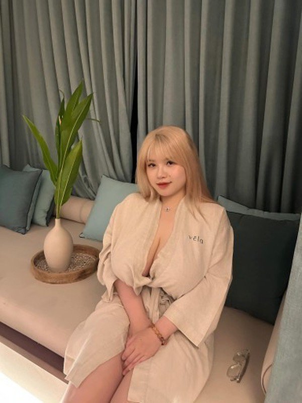 "Hot girl ngực khủng" Hải Dương "đu trend" váy băng keo cực phồn thực 1736320999 hot girl nguc khung hai duong du trend vay bang keo cuc phon thuc hinh 9 width600height800