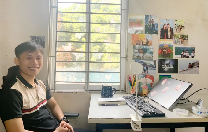 1736384790-quyet-2-9836-4365-9983-width680height434-1 Dù chuyển qua các phòng trọ khác nhau, Quyết luôn treo cạnh bàn làm việc những bức ảnh người thân, các anh chị ở Blue Dragon và những câu nói truyền động lực. Ảnh: Hương Nguyễn