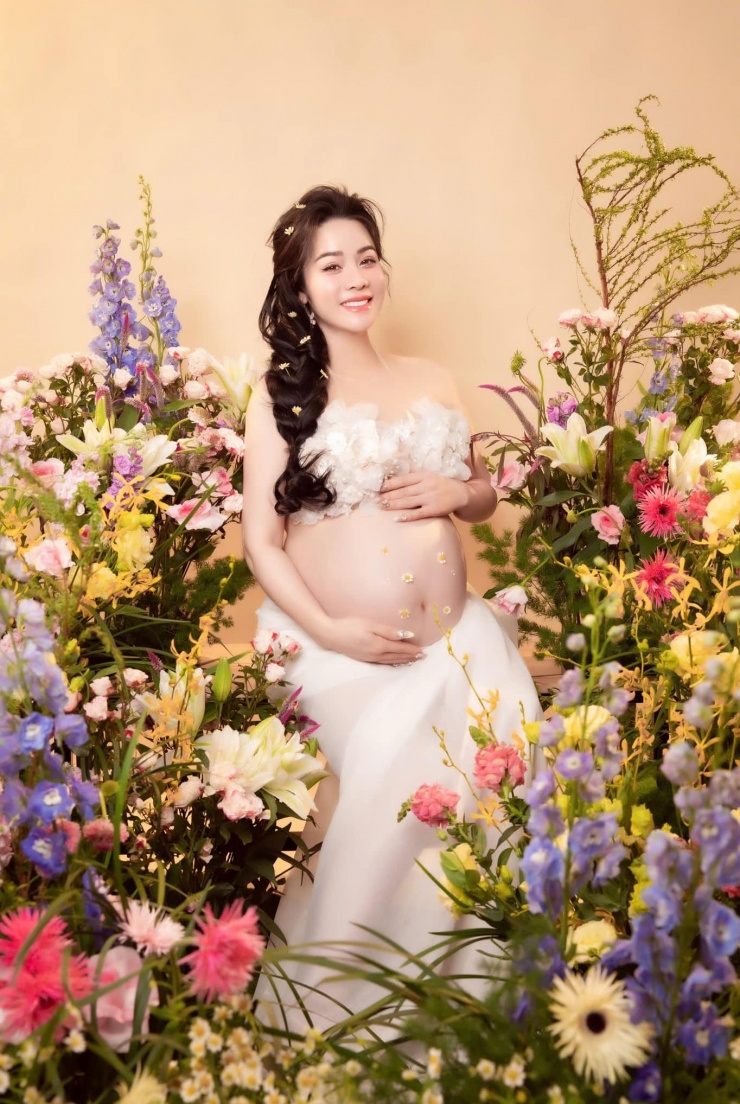 1736391942-9666-nhat-kim-anh-2-width1364height2048 Nhật Kim Anh bất ngờ thông báo đang mang thai con gái sau nhiều năm ly hôn.