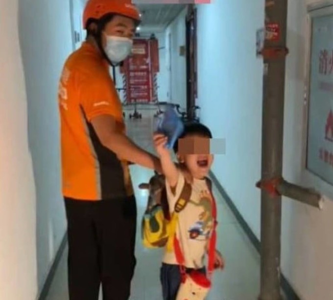 1736404868-boy2a-0731-6252-0884-width680height614 Một cậu bé đi học cùng tài xế xe công nghệ. Xu hướng ngày càng tăng này đã gây ra những lo ngại về an toàn và pháp lý. Ảnh: Weibo