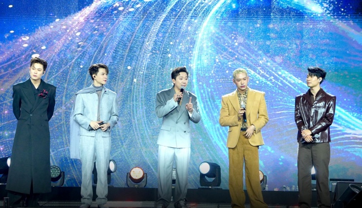 1736414679-4-b-711-636-width1951height1119 Ở vai trò MC, Trấn Thành có sự giúp sức của bốn anh trai Anh Tú Atus, Dương Domic, Wean Lê và Hurrykng. Tạo hình của Trấn Thành nhận được nhiều lời khen của khán giả. Một số bình luận nói tạo hình mới khiến họ quên mất bức ảnh “bụng mỡ” từng viral của nam MC trong concert show Anh trai ở sân Mỹ Đình (Hà Nội).