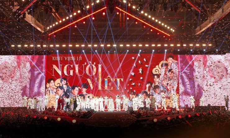 1736414685-772-4174-3-n-7491-7397-width1439height862 Tiết mục Khát vọng là người Việt khép lại Sóng 25 – Live Concert khi divo Tùng Dương hòa giọng cùng dàn anh trai.