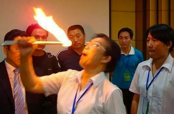 1736473724-congty1-33002-width578height379 Một người trong công ty thực hiện màn thử thách. Ảnh: SCMP