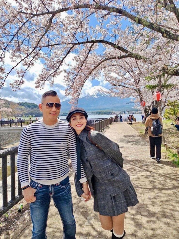 1736491364-hoa-hau-4-con-jennifer-pham-dien-vay-xe-toi-dui-say-dam-hon-chong-dai-gia-duoc-ung-ho-sinh-them-be-n-5-n-3263-728-width780height1040 "Hoa hậu 4 con" Jennifer Phạm diện váy xẻ tới đùi say đắm hôn chồng đại gia, dân tình ủng hộ "sinh thêm bé nữa" 1736491364 hoa hau 4 con jennifer pham dien vay xe toi dui say dam hon chong dai gia duoc ung ho sinh them be n 5 n 3263 728 width780height1040