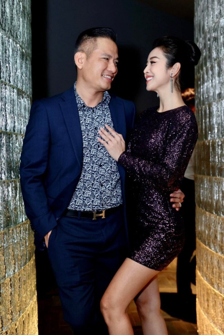 1736491364-hoa-hau-4-con-jennifer-pham-dien-vay-xe-toi-dui-say-dam-hon-chong-dai-gia-duoc-ung-ho-sinh-them-be-n-7-n-1903-443-width780height1170 "Hoa hậu 4 con" Jennifer Phạm diện váy xẻ tới đùi say đắm hôn chồng đại gia, dân tình ủng hộ "sinh thêm bé nữa" 1736491364 hoa hau 4 con jennifer pham dien vay xe toi dui say dam hon chong dai gia duoc ung ho sinh them be n 7 n 1903 443 width780height1170