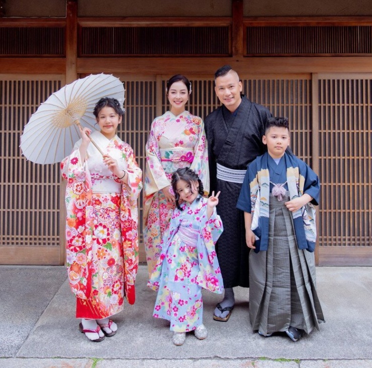 1736491364-hoa-hau-4-con-jennifer-pham-dien-vay-xe-toi-dui-say-dam-hon-chong-dai-gia-duoc-ung-ho-sinh-them-be-n-9-n-1-3097-703-width780height772 "Hoa hậu 4 con" Jennifer Phạm diện váy xẻ tới đùi say đắm hôn chồng đại gia, dân tình ủng hộ "sinh thêm bé nữa" 1736491364 hoa hau 4 con jennifer pham dien vay xe toi dui say dam hon chong dai gia duoc ung ho sinh them be n 9 n 1 3097 703 width780height772