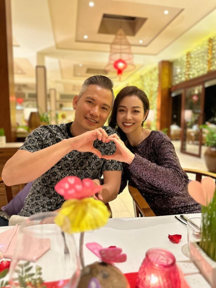 1736491364-jennifer-pham-giu-hon-nhan-12-nam-hanh-phuc-chong-dai-gia-so-ho-la-tang-qua-chieu-long-vo-7-n-9986-287-width780height1040 "Hoa hậu 4 con" Jennifer Phạm diện váy xẻ tới đùi say đắm hôn chồng đại gia, dân tình ủng hộ "sinh thêm bé nữa" 1736491364 jennifer pham giu hon nhan 12 nam hanh phuc chong dai gia so ho la tang qua chieu long vo 7 n 9986 287 width780height1040