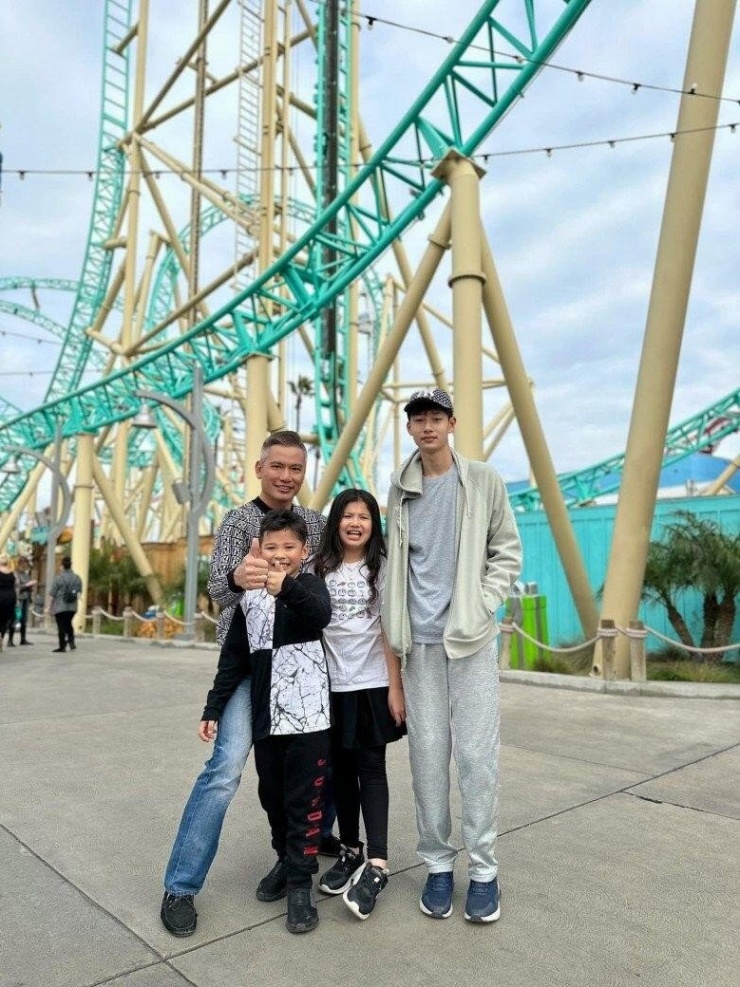 1736491365-hoa-hau-4-con-jennifer-pham-dien-vay-xe-toi-dui-say-dam-hon-chong-dai-gia-duoc-ung-ho-sinh-them-be-n-giau-co-jennifer-pham-dua-chong-va-4-con-sang-my-d-3819-982-width780height1040 "Hoa hậu 4 con" Jennifer Phạm diện váy xẻ tới đùi say đắm hôn chồng đại gia, dân tình ủng hộ "sinh thêm bé nữa" 1736491365 hoa hau 4 con jennifer pham dien vay xe toi dui say dam hon chong dai gia duoc ung ho sinh them be n giau co jennifer pham dua chong va 4 con sang my d 3819 982 width780height1040