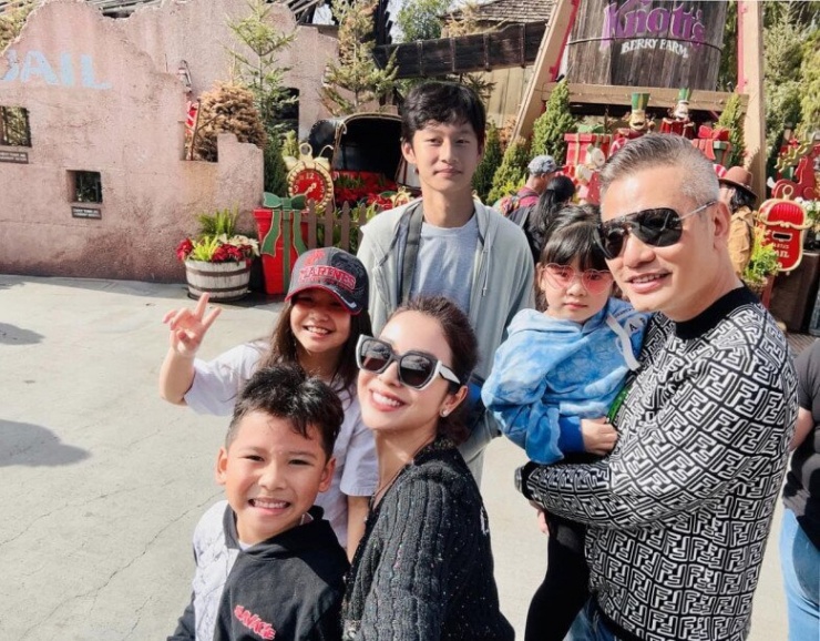 1736491365-jennifer-pham-dien-bikini-be-xiu-khoe-canh-tuoi-mat-nhin-cham-cham-vong-bung-cung-khong-lo-dau-vet-l-1-n-1407-559-width780height609 "Hoa hậu 4 con" Jennifer Phạm diện váy xẻ tới đùi say đắm hôn chồng đại gia, dân tình ủng hộ "sinh thêm bé nữa" 1736491365 jennifer pham dien bikini be xiu khoe canh tuoi mat nhin cham cham vong bung cung khong lo dau vet l 1 n 1407 559 width780height609