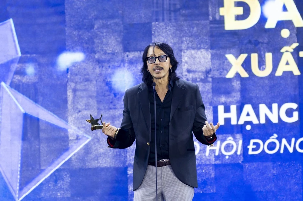 1736640300-ngoi-sao-xanh7-2315-3179-widthheight Khi nhận giải, Timothy Linh Bùi bày bày tỏ sự bất ngờ và đã phải xin kiểm tra lại vì sợ nhầm lẫn bởi chính nam đạo diễn nghĩ rằng Trấn Thành sẽ chiến thắng ở hạng mục này.