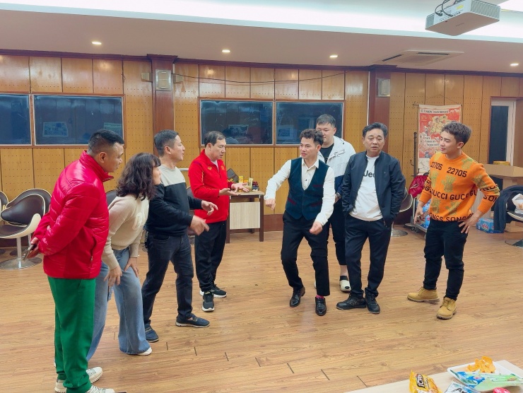 NSND Xuân Bắc xuất hiện trong hậu trường