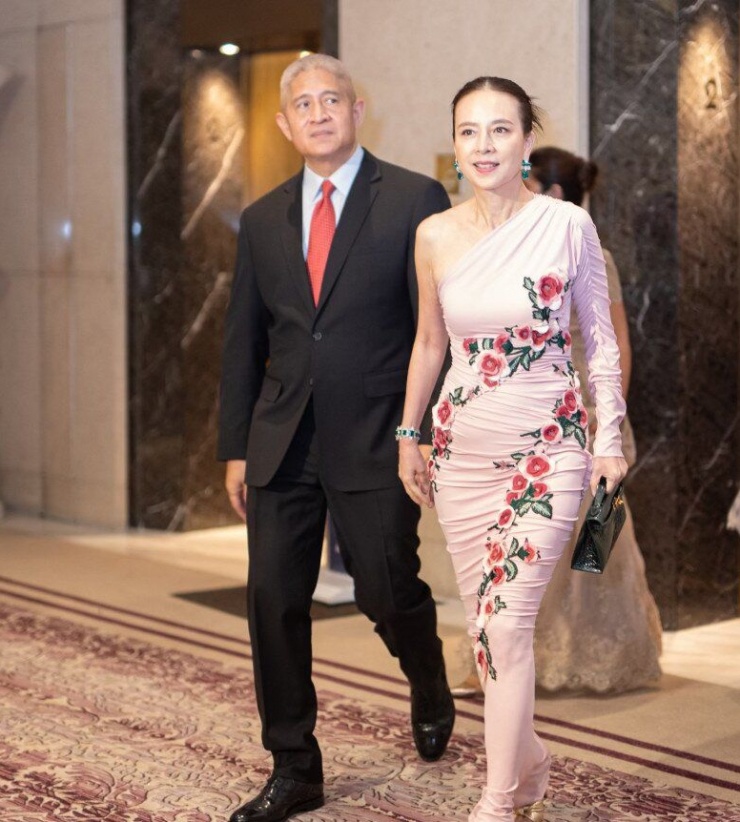 1736652263-2-cuoc-hon-nhan-cua-nguoi-phu-nu-thai-lan-quyen-luc-chiem-spotlight-tren-khan-dai-tran-chung-ket-aff-_2_4_n-1924-241-width780height862 2 cuộc hôn nhân của người phụ nữ Thái Lan quyền lực, chiếm spotlight trên khán đài trận chung kết AFF Cup 2024 - 6