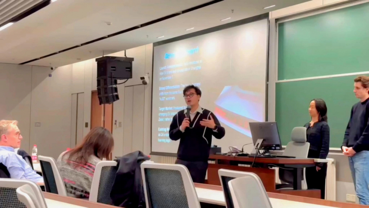 1736728511-eb21b995-ed3e-4c24-a85f-7abc08-2-42838-width1360height770 Sơn thuyết trình trên lớp (Ảnh: NVCC)