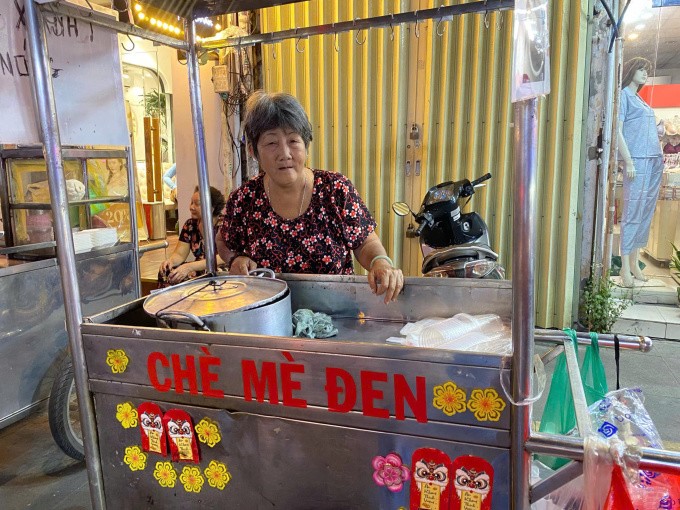 1736902100-ba-khu-o-ng-0030-7159-2741-width680height510 Bà Khương, 67 tuổi, bán chè ở phường 8, quận 3, TP HCM phấn khởi khi ngày nào cũng bán hết hàng sớm nhờ được cộng đồng mạng quan tâm, ủng hộ, 21h ngày 4/1/2024. Ảnh: Ngọc Ngân