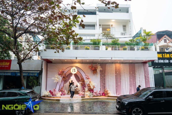 1736903680-297-2100-688-7193-2098-2688-width680height453 Vài người thân của Phương Nhi gấp rút chuẩn bị những công đoạn cuối trước hôn lễ sáng 15/1. Ảnh: Tùng Đinh