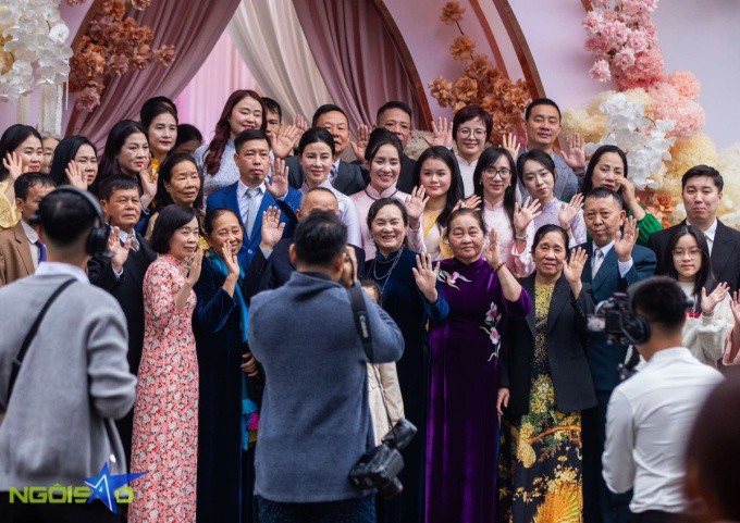 1736903680-sss-2654-3510-2688-width680height481 Bố mẹ và người thân Phương Nhi chụp ảnh trước giờ cử hành hôn lễ. Ảnh: Tùng Đinh