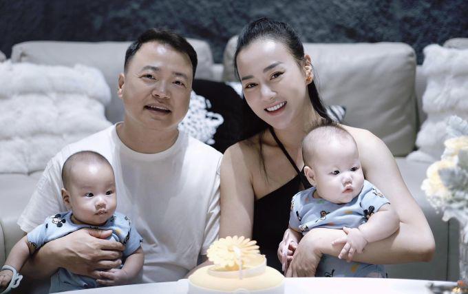 Khi đón sinh nhật tuổi 35 bên chồng và hai con hồi tháng 9, Phương Oanh viết: