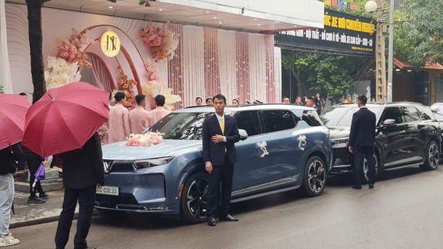 Điều vô cùng ấn tượng nữa trong đám hỏi, dù là con trai của người giàu nhất Việt Nam nhưng doanh nhân Phạm Nhật Minh Hoàng không sử dụng siêu xe trong ngày ra mắt nhà gái. Thay vào đó là dàn xe